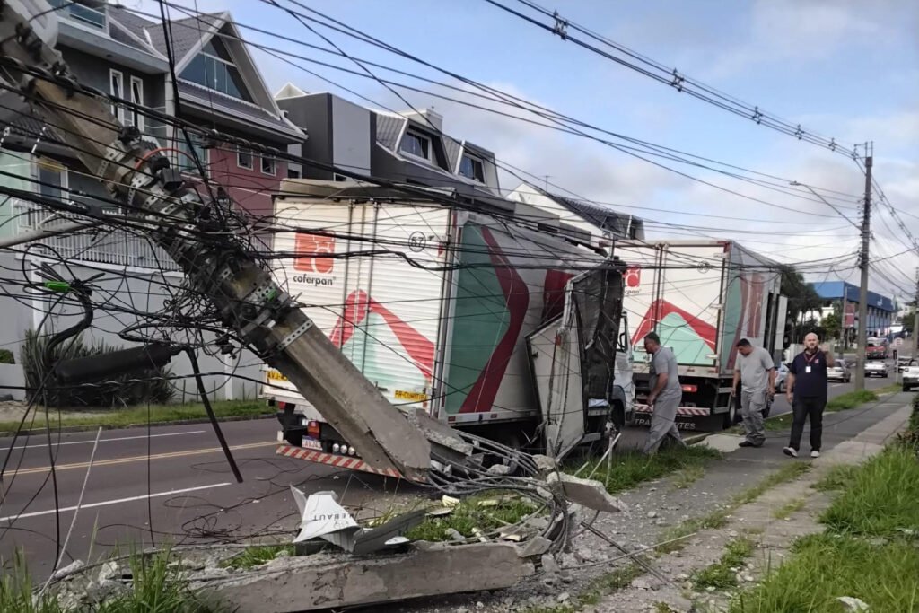 quebra_de_poste_pinheirinho_-_nossa_senhora_do_sagrado_coracao